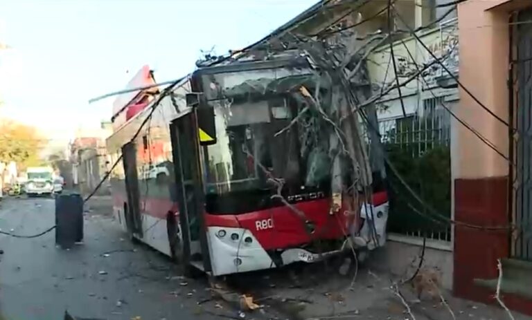 Santiago: Mujer murió atropellada tras choque entre bus Red y vehículo con posterior impacto a una casa