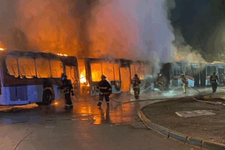 Dos buses de la empresa RED quedaron completamente destruidos tras incendio en terminal de Maipú
