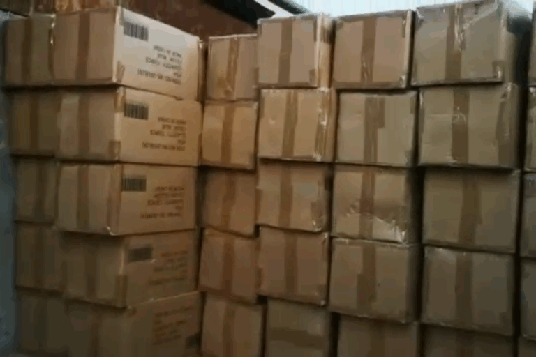 Detienen a tres sujetos con mil cajas robadas: Contenían productos de aseo masculino y accesorios para autos