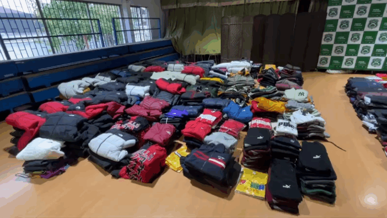 Carabineros incautó prendas falsificadas de Adidas y North Face en Barrio Meiggs: 5 personas fueron detenidas