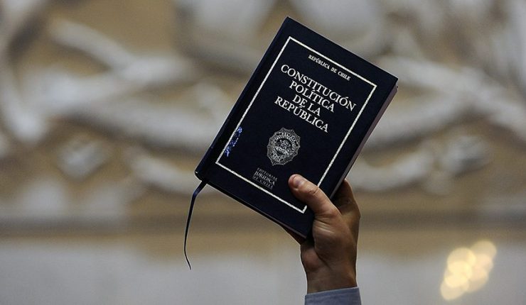 Encuesta Feedback: 64,2% quiere cambiar la Constitución vigente, pero 53,2% dice que votará “En contra”
