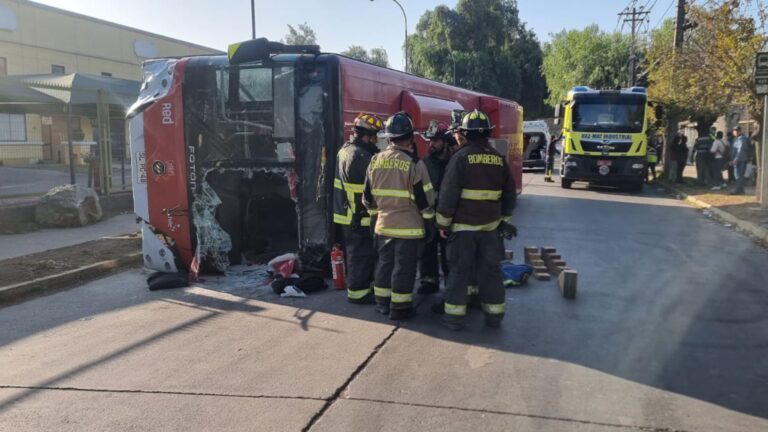 Accidente de bus RED en Quilicura deja dos personas heridas de gravedad y con amputaciones traumáticas