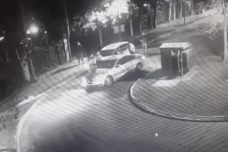 Mujer frustra encerrona a golpes en Vitacura: Iba en el auto con sus dos hijos