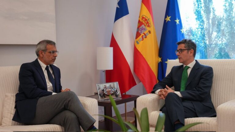 Ministro Cordero aborda posible colaboración con España en memoria democrática