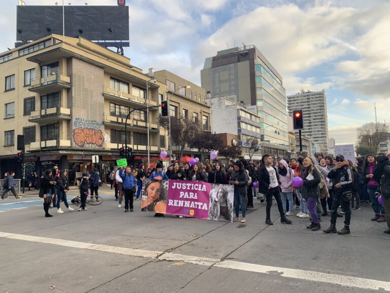 Marcha por Rennatta Rozas en Concepción contó con velatón en su memoria: Bloqueo de tránsito terminó en incidentes