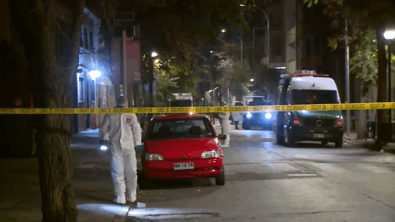 Encuentran muertos a dos menores con heridas de bala en Santiago: Abogado del autor se contactó con Carabineros