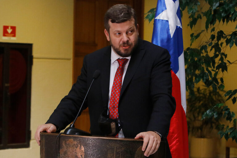 “No firmamos nada”: Kaiser dice que no defenderán las bases constitucionales que “imponen un Estado social demócrata”
