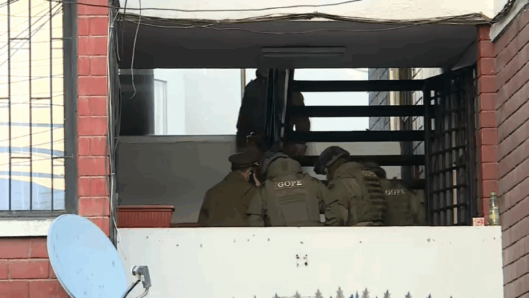 Tras balacera: Carabineros encuentra armamento de guerra durante allanamiento en La Cisterna