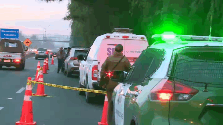 Huechuraba: Encuentran cadáver de hombre atado de pies y manos a un costado de la Autopista Los Libertadores