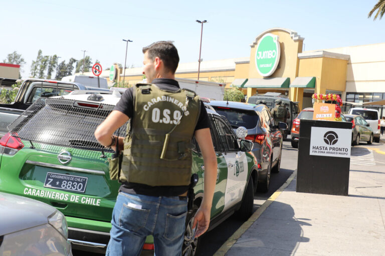 Registran balacera en Mall Arauco Maipú: Delincuentes huyeron tras robo a tienda Movistar