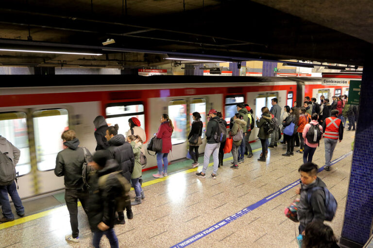 Maratón de Santiago 2023: Metro adelantará su horario de apertura en las líneas 1 y 2 este domingo
