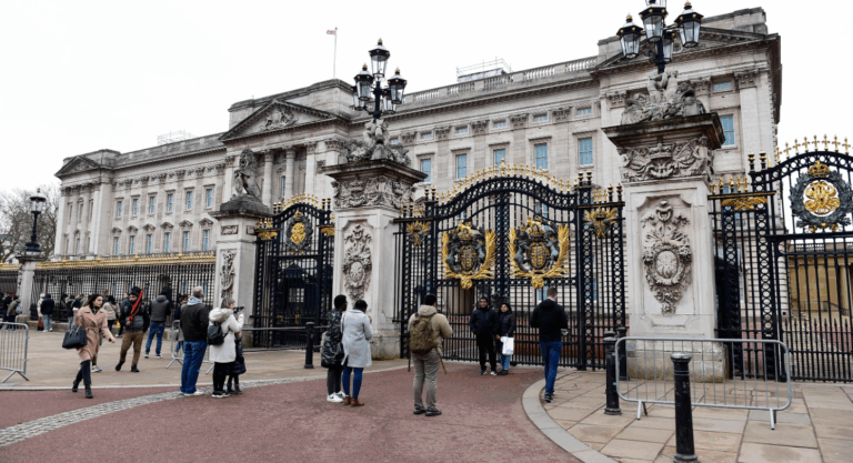 A días de la coronación: Realizan explosión controlada y arrestan a un hombre afuera del Palacio de Buckingham