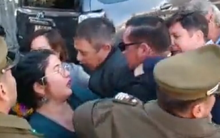 Autodenominado “pastor” Soto agrede físicamente a diputadas afuera del Congreso Nacional