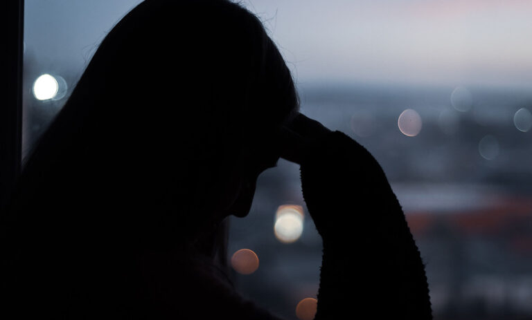 Estudio arroja aumento de brecha de género en salud mental en Chile: Solo hombres reflejan bajas de malestar