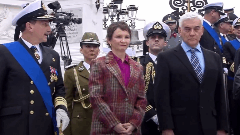 Entre gritos y pifias: Ministra Tohá llega al desfile de las Glorias Navales en Valparaíso