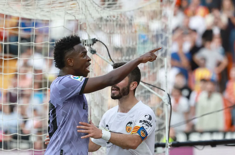 Sancionan al estadio del Valencia por cánticos racistas y le quitan la tarjeta roja a Vinicius Jr.