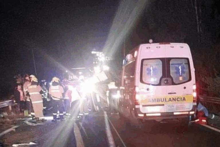 Un muerto tras accidente de tránsito en Melipilla: Furgón se volcó en plena carretera