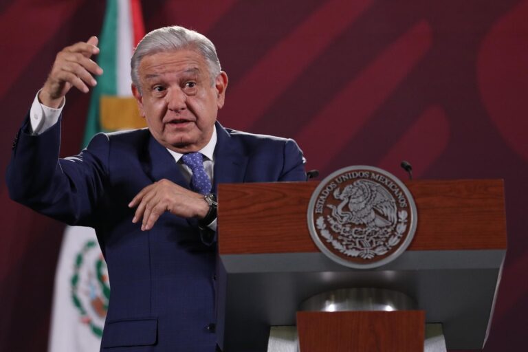 El Congreso peruano declaró al presidente de México como persona non grata