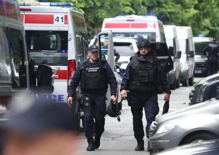 Policía serbia: Menor que mató a 9 personas en un colegio tenía una lista de víctimas