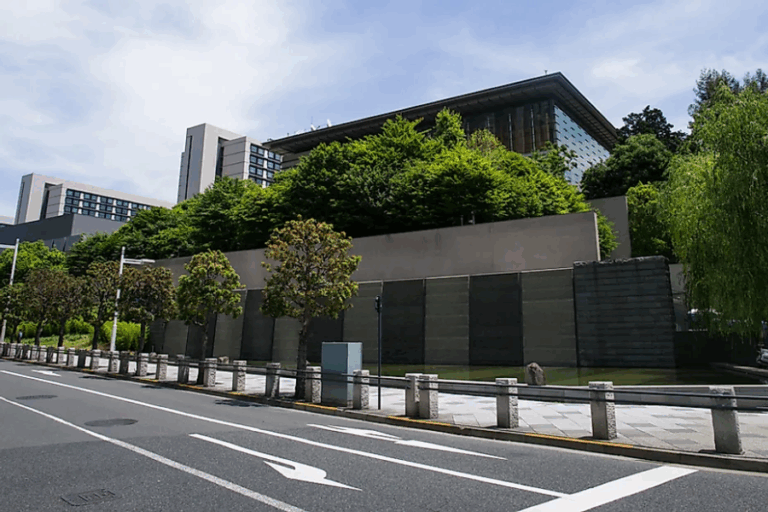 Policía muere por aparente suicidio en la residencia del primer ministro de Japón