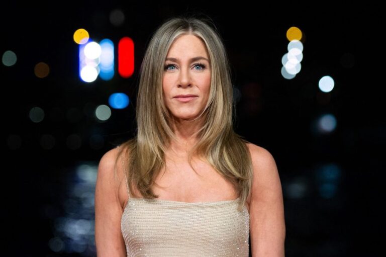 Jennifer Aniston se disfrazó para comprar productos de su nueva marca de belleza: 