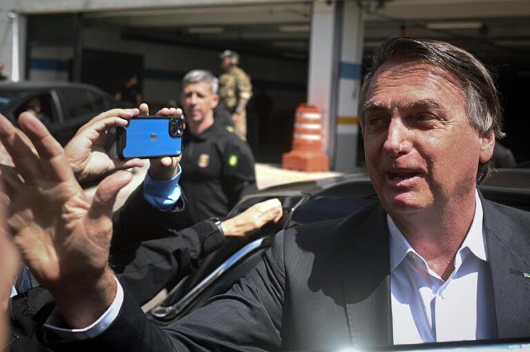 Policía registra casa de Bolsonaro por supuesto falso certificado de vacunación contra el COVID-19