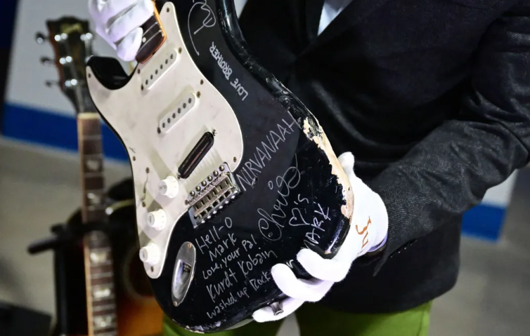 Una guitarra destrozada de Kurt Cobain se vendió por casi US$ 600.000, 10 veces más de lo estimado