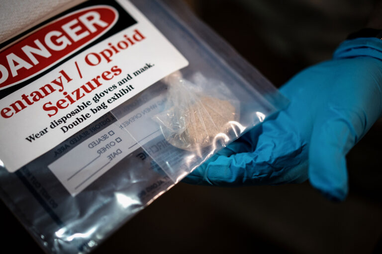 EE.UU. advierte sobre presencia en Chile de fentanilo, una peligrosa droga sintética