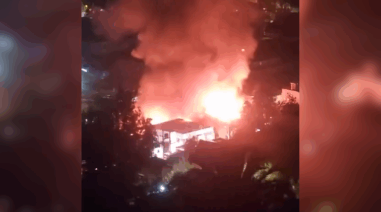 Incendio afecta lavandería industrial en Recoleta: Llamas se propagaron a 8 viviendas