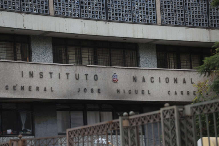 Estudiantes del Instituto Nacional apoyan continuar la toma: Completarán dos semanas sin clases