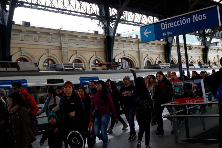 Gobierno anunció gratuidad en servicios de Metro y EFE para las elecciones del Consejo Constitucional