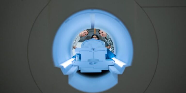 La tecnología de decodificación cerebral con IA que puede revelar los pensamientos en la mente de las personas