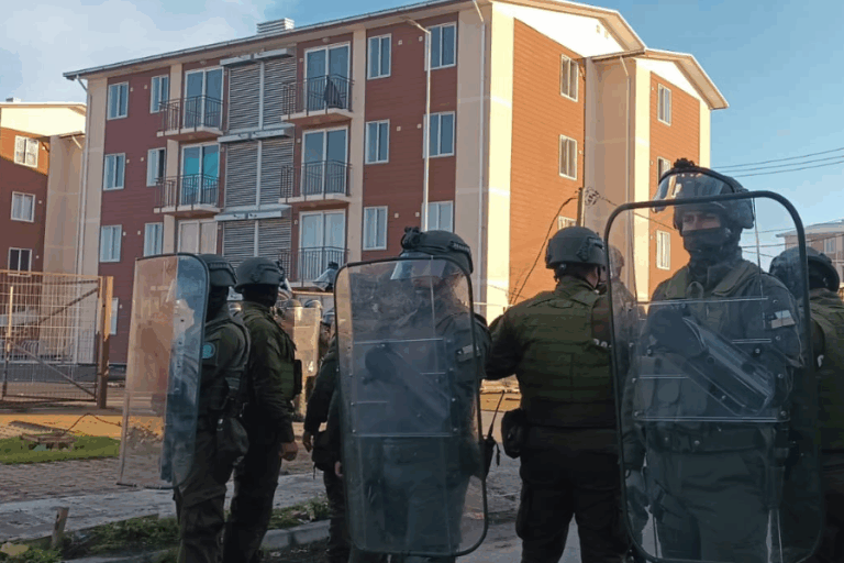 Desalojan departamentos tomados en San Pedro de la Paz: Camarógrafo habría sido golpeado
