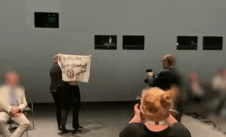 Manifestantes lanzan pastel al presidente de Volkswagen