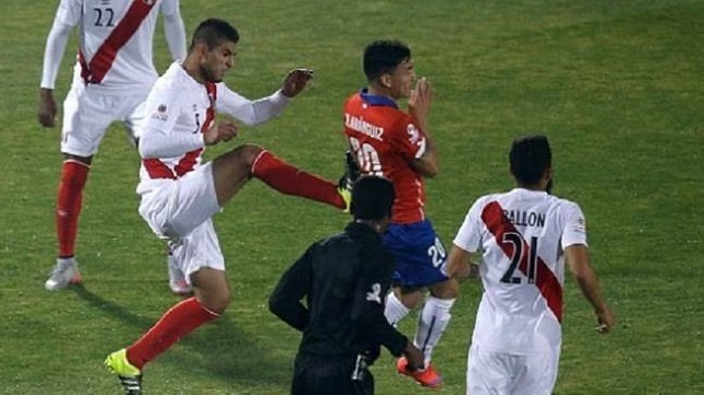 Defensor peruano recordó brutal patada que le dio a Charles Aránguiz en 2015: “Me arrepiento de no haberle pegado bien”