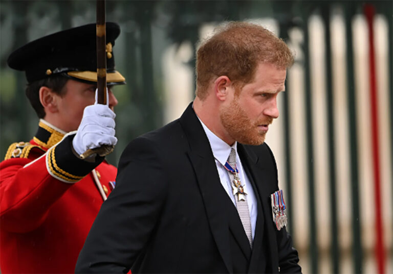 El príncipe Harry asistió a la coronación de su padre, pero no saludó desde el balcón junto a la familia real