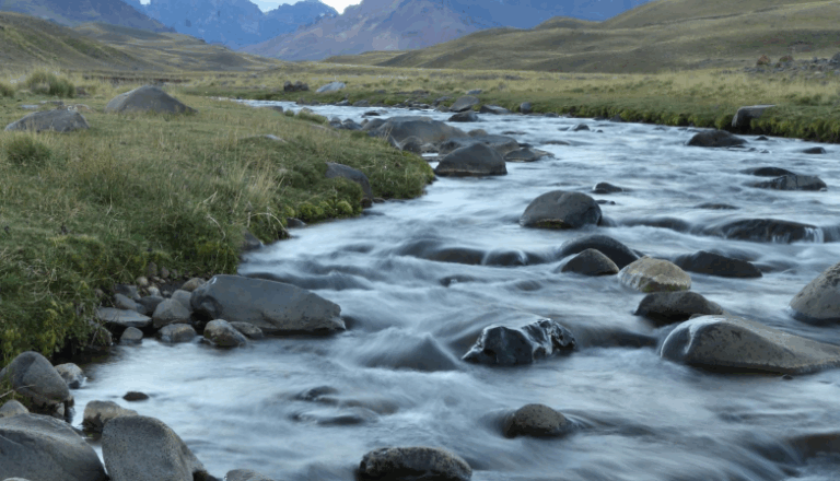 Argentina elabora informe técnico tras recibir nota de Chile: Ganaderos chilenos denuncian intervención del río Vizcachas