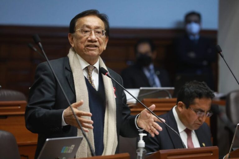Condenan dichos de congresista peruano que defendió 