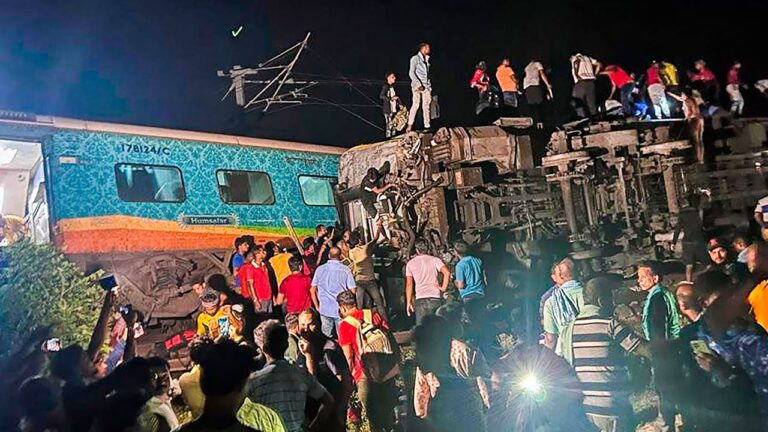 Al menos 50 muertos y más de 300 heridos dejó choque de trenes en India