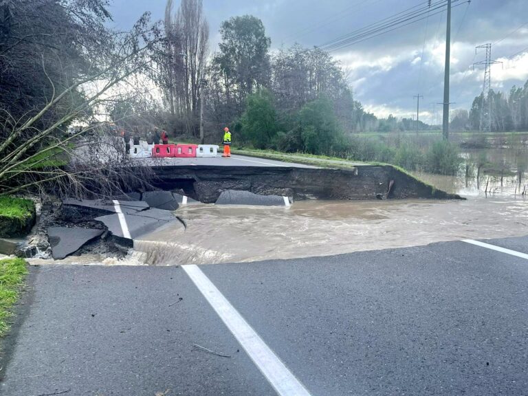 Cabrero: Desborde de canal provoca socavón en Ruta 5 Sur