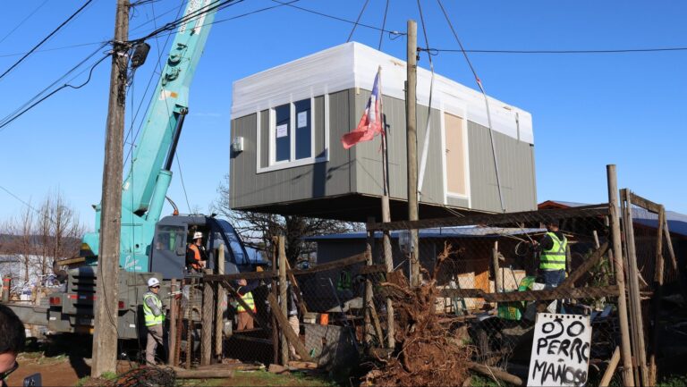 Gobierno entregó la primera vivienda industrializada en Tomé tras incendios forestales