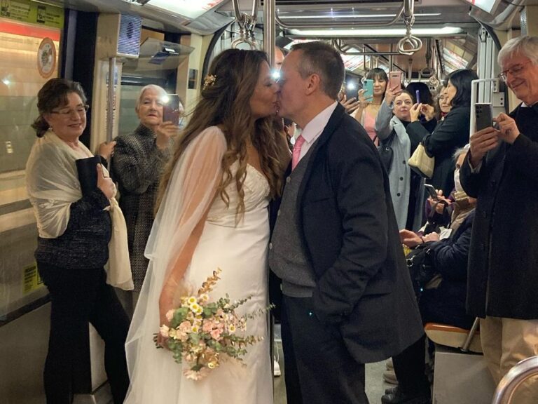 Pareja de recién casados viajó en Metro a su fiesta de matrimonio para ahorrar dinero: “Queríamos ampliar la cocina”