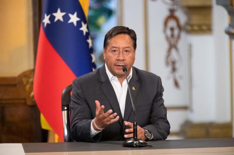 Presidente boliviano restituye a ministro censurado por caso de autos robados en Chile