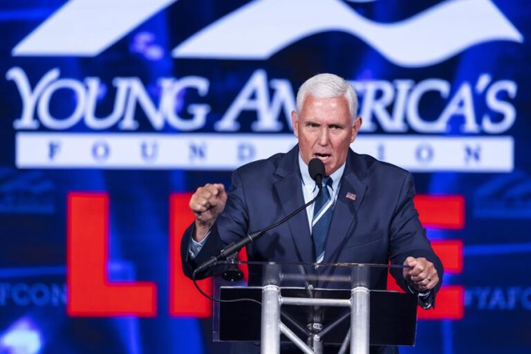 Pence inicia campaña emplazando a Trump: 