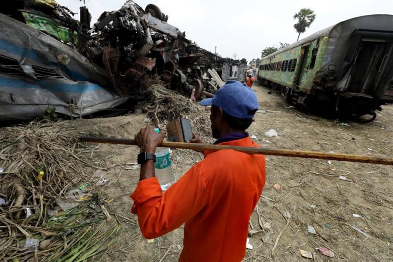 India: Autoridades identifican causas y responsables del fatal accidente de trenes