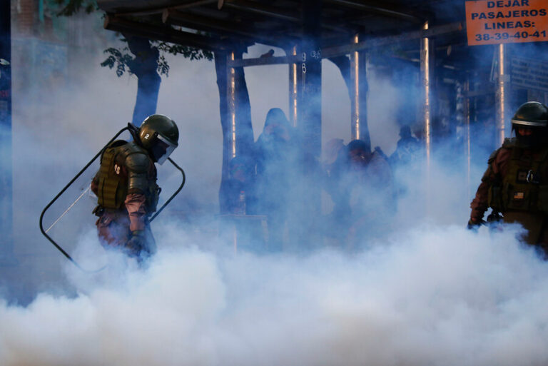Condenan a tres años y un día a carabinero que disparó lacrimógena en la cabeza a manifestante: Cumplirá la pena en libertad