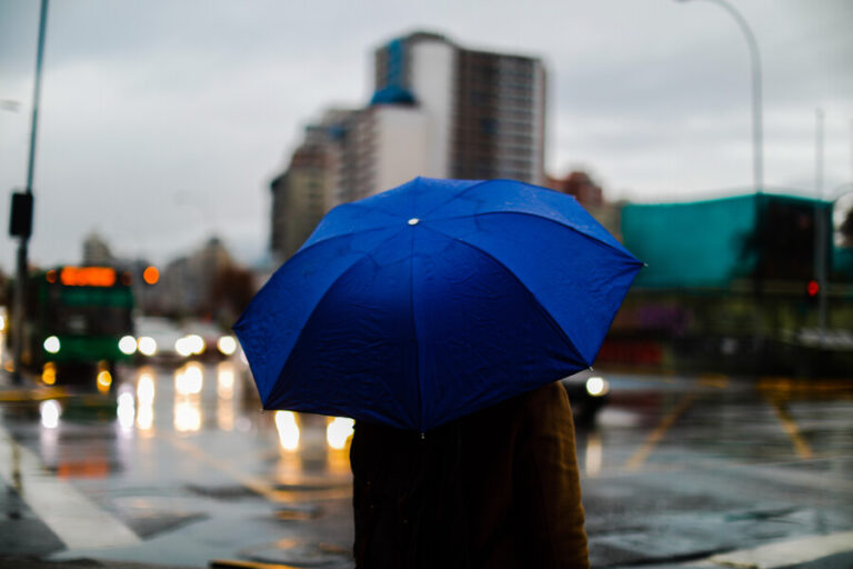 Por viento, lluvia y peligro de remociones: Declaran Alerta Temprana Preventiva para 10 comunas de la RM