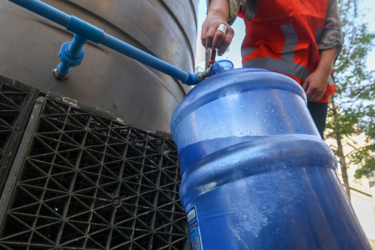 Gobierno advierte eventuales cortes de agua en la RM: Estas son las 34 comunas que podrían verse afectadas