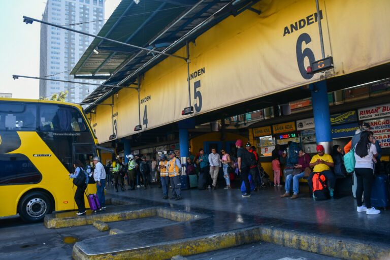 Fiscalización en Estación Central descubrió a más de 30 migrantes irregulares procedentes de Colchane