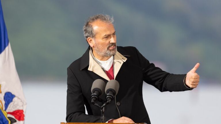 Gobernador de Los Lagos por investigación de convenios: 